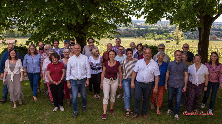 Photo de famille avec les sympathisants de la Nouvelle Union Populaire Ecologique et Sociale. Dimanche 8 mai 2022, Saint-Maixant. Photographie © Christian Coulais