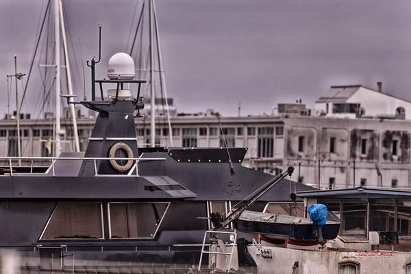 Boat sans people. Autour du bassin à flot N°1, Bordeaux. Mardi 27 février 2024. Photographie 400mm © Christian Coulais