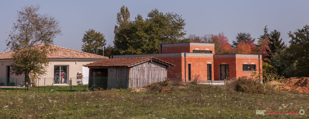 7 Construction contemporaine, côté est. Allée du Cloutet, Cénac, Gironde. 16/10/2017