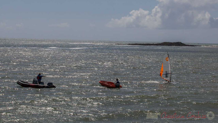 Rocher de Pilours et apprentissage de la mer, depuis la jetée de la Garenne. Saint-Gilles-Croix-de-Vie, Vendée, Pays de la Loire