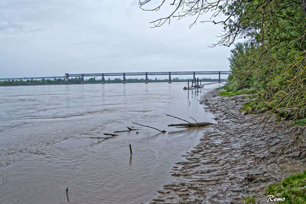 Rivage de la Garonne et pont ferroviaire Lebrun, Dayde et Pile, Cubzac-les-ponts. Samedi 26 septembre 2020. Photographie HDR © Raymond Joubert