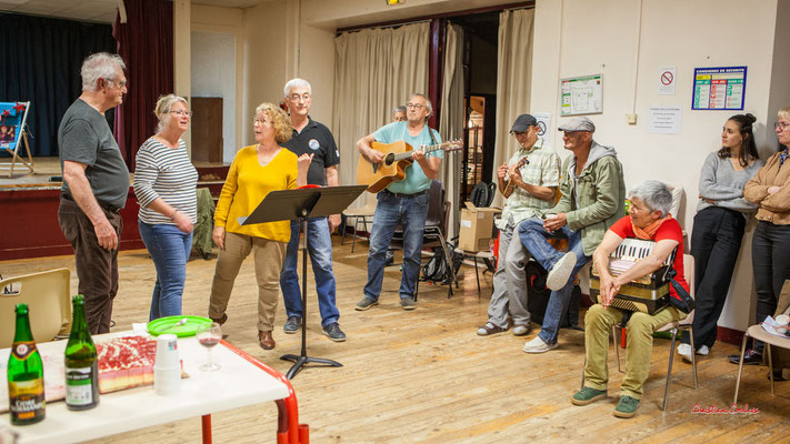 Les Choraleurs invitent Nathalie Aubin à fêter ses 60èmes arpèges. Lundi 15 mai 2023, Quinsac. Photographie © Christian Coulais