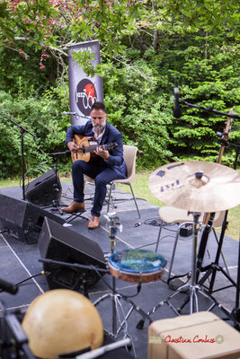 Tandis que Nicolas Saez débute en solo le concert. Pique-nique vigneron avec Nicolas Saez Quartet, Festival JAZZ360 2019, Château Duplessy, Cénac, lundi 10 juin 2019