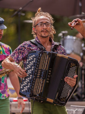 Gael Hinfray, accordéon / Concert d'Opsa Dehëli, Aérocampus / Château de Latresne, Ouvre la Voix fête ses 20 ans. Dimanche 4 septembre 2022. Photographie © Christian Coulais