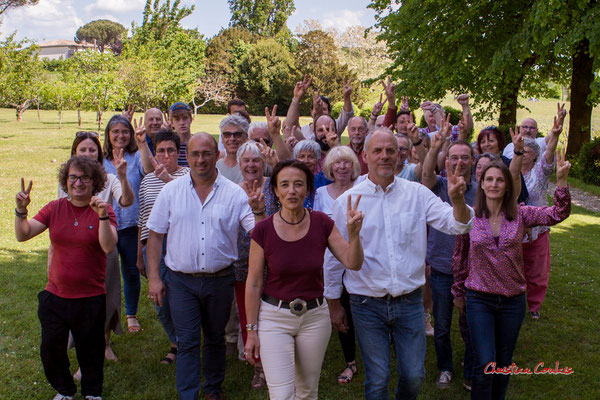 Photo de famille avec les sympathisants de la Nouvelle Union Populaire Ecologique et Sociale. Dimanche 8 mai 2022, Saint-Maixant. Photographie © Christian Coulais