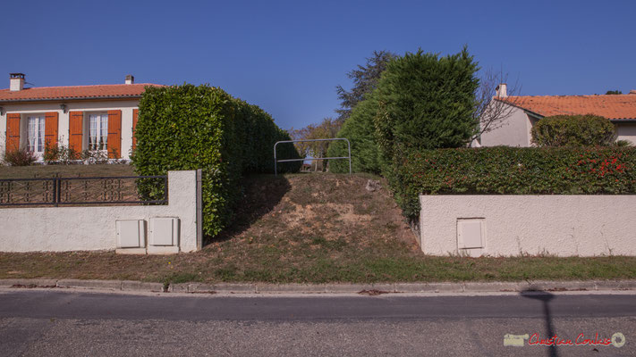 Liaison douce qui pourrait être améliorée pour l'usage d'un plus large public. Avenue du bois du moulin, Cénac, Gironde. 16/10/2017