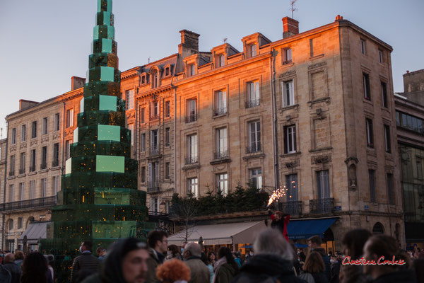 Animation autour du Sapin de verre (Arnaud Lapierre/Métallerie bordelaise), Bordeaux. Samedi 18 décembre 2021. Photographie © Christian Coulais