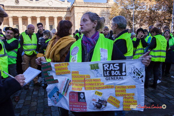 "Nous ne sommes pas contre l'écologie mais il y a d'autres solutions sans toucher au pouvoir d'achat du peuple..." Manifestation nationale des gilets jaunes. Place de la République, Bordeaux. Samedi 17 novembre 2018