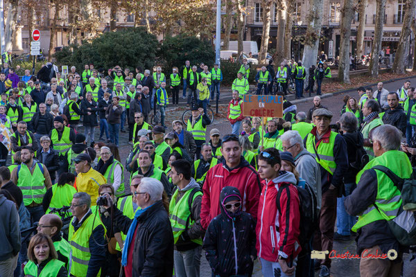 "Le peuple en colère" Manifestation nationale des gilets jaunes. Place de la République, Bordeaux. Samedi 17 novembre 2018