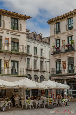 Tandis que d'autres façades des maisons du pourtour exhibent les armoiries de communes de la Ribera de Navarre. Plaza de Los Fueros, Tudela, Navarra