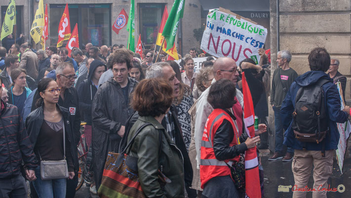 "Amis syndicalistes, évitez les fumigènes, la fumée c'est cancérigène et ça gâche les photos !" Manifestation contre la réforme du code du travail. Place Gambetta, Bordeaux, 12/09/2017