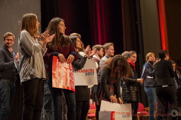 Les Jeunes Socialistes de Benoît Hamon sont prêts pour un nouveau meeting. Théâtre Fémina, Bordeaux. #benoithamon2017