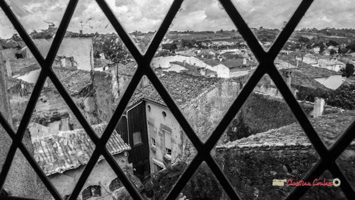"Fenêtre sur cours" Tour polygonale XVIème siècle. Cité médiévale de Saint-Macaire. 28/09/2019. Photographie © Christian Coulais
