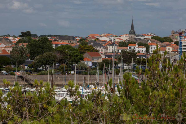 Du haut du promontoire d'observation, Promenade Marie Tsvetaieva. Eglise Saint-Gilles. Port de plaisance, Saint-Gilles-Croix-de-Vie, Vendée, Pays de la Loire