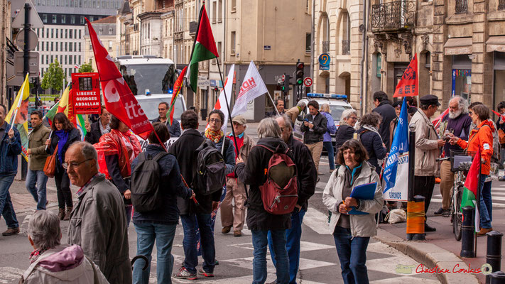 11h04 Les gens et les idées sont multiples, pacifiquement, ils défilent ensemble pour une amélioration des contidions de l'humanité en quelque sorte. Place Gambetta, Bordeaux. 01/05/2018 