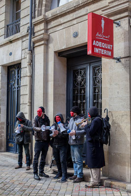 15h09, le "syndicat anonyme des masques rouges trompette" dans les portes-voix, rue Esprit des Lois, Bordeaux