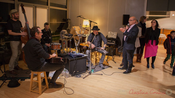 Dominique Alcala, Maire de Bouliac, présente Jazzymuté qui anime cet Apéro Jazz, Bouliac. 04/03/2016 . Reproduction interdite - Tous droits réservés © Christian Coulais