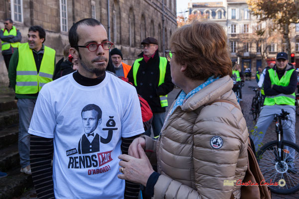 "Macron rends l'I.S.F. d'abord" Manifestation nationale des gilets jaunes. Place de la République, Bordeaux. Samedi 17 novembre 2018