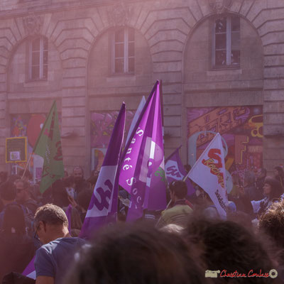 3 Dans les volutes des fumigènes. Manifestation intersyndicale de la Fonction publique, place Gambetta, Bordeaux. 10/10/2017