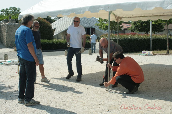 Travail d'équipe. Installation des tentes par les bénévoles. Festival JAZZ360 2011, Les coulisses du Festival à Cénac. 03/06/2011