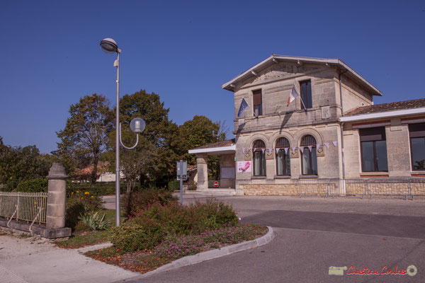 La Mairie-Ecole de 1902 intègre un corps de bâtiment de Mairie-Ecole de 1860. Avenue de Bordeaux, Cénac, Gironde. 16/10/2017