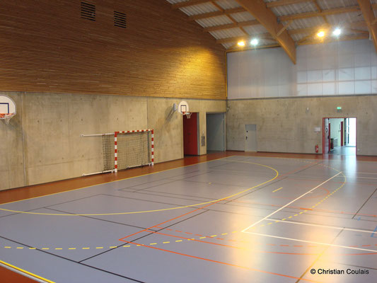 Intérieur du gymnase du collège Camille Claudel. Latresne, Gironde