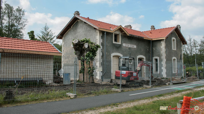 Gare ferroviaire de Citon-Cénac en cours de réhabilitation. Cénac, 06/05/2010