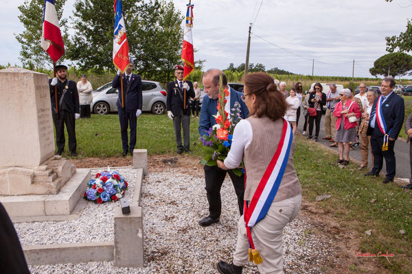 Quatre-vingtième anniversaire du Souvenir et de la Mémoire de la Résistance, stèle de Saint-Martin-du-Puy, dépôt de gerbe par Mathilde Feld, députée de Gironde et Jean Favory, président de l'A.N.A.C., 14 juillet 2024. Photographie © Christian Coulais