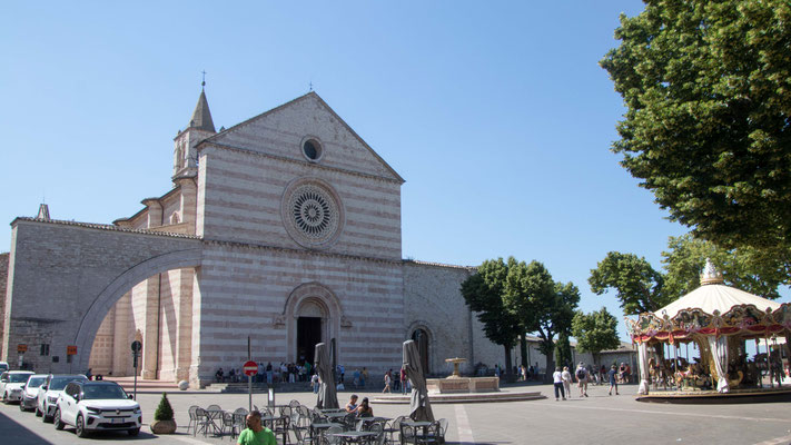 Rummel bei der Kathedrale San Rufino