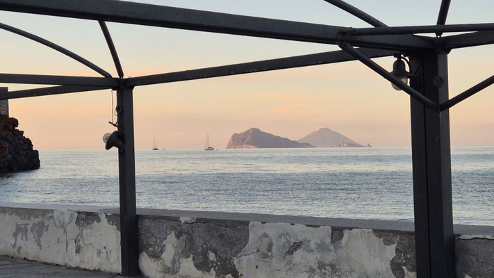 Blick nach Panarea und Stromboli