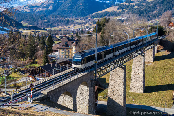 l'ABe 9301 "Alpina" sur le Grubenbachviadukt peu avant Gstaad BE ©Photographie-sebiperrod