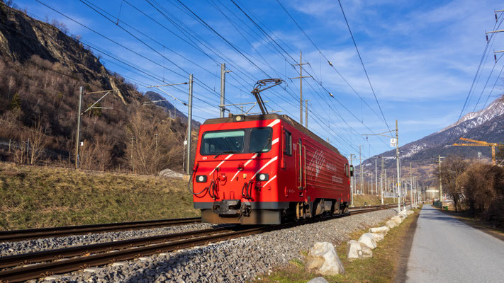 HGe 4/4 II 101 sortant du dépôt MGB à Brig pour un renfort en gare