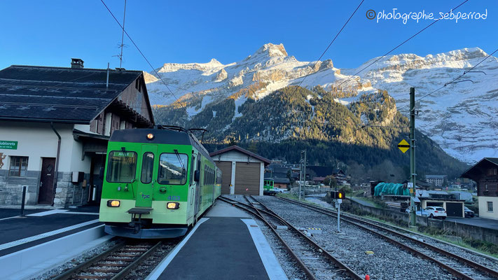 BDe 4/4 403 en gare des Diablerets. Glacier 3000 en fond