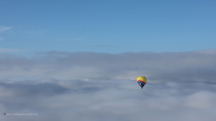 Montgolfière au dessus des nuages