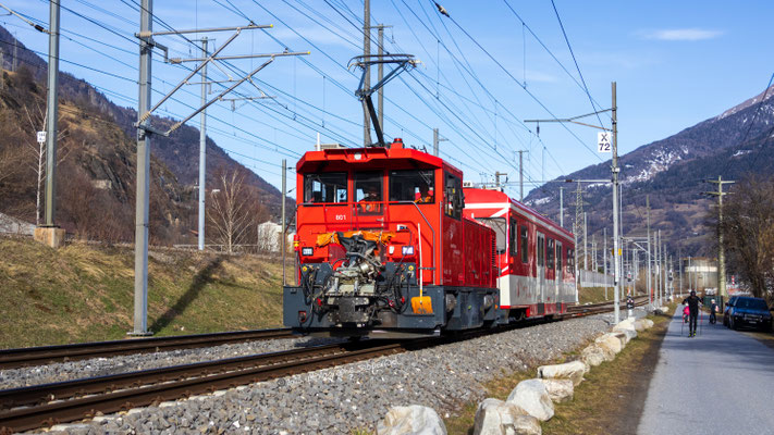 Tea 2/2 801 revient de la gare de Brig avec un module de renfort.