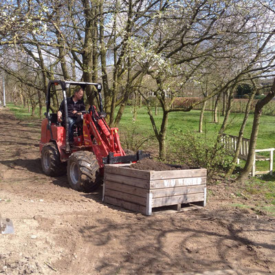 De moestuin wordt aangelegd.