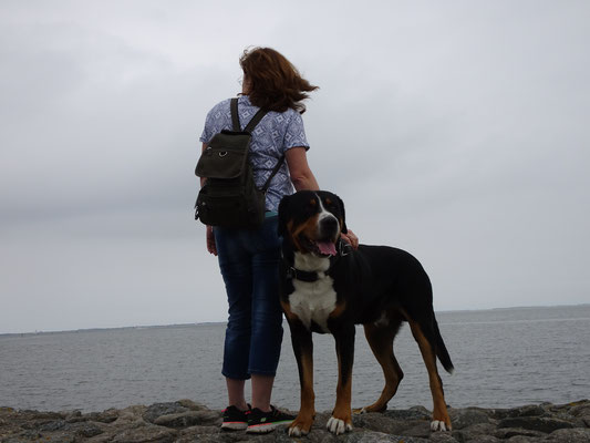 Petra mit Mats auf dem Deich im Hafen von Neuharlingersiel