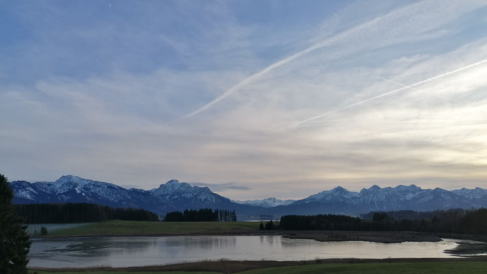 Blick über Illasbergsee und Forggensee nach Schwangau und Füssen