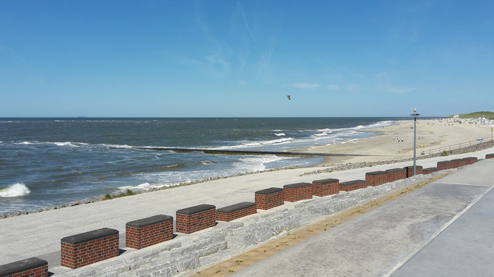 Deichmauer auf Baltrum mit Blick zum Strand