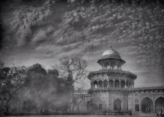 George Sulkowski - Anbau der Taj Mahal Moschee im Abendnebel vor Zirrushimmel