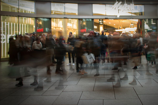 Karin Steffens_Menschengewusel vor My Zeil