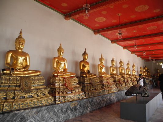 einige 100 Buddha-Figuren, in deren Sockel die Asche von Würdenträgern und reichen Leuten aufbewahrt wird