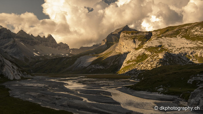 Lezte Sonnenstrahlen auf den unteren Segnesboden (CH)