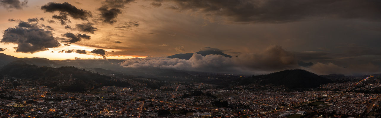 Sicht über Otavalo mit Cotacachi Vulkan im Hintergrund