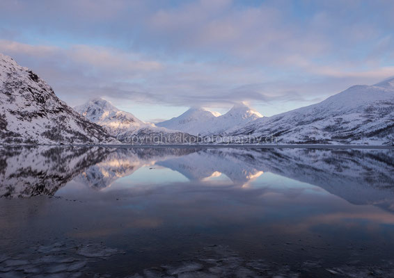 Spiegelung, aufgenommen auf den Lofoten (Norwegen). Bild-Nummer: 269