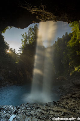 Sonnenaufgang hinter dem Bärglistüber-Wasserfall. Bild-Nummer: 354