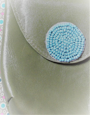 Lederschminktäschchen mit Perlenkreis Detailfoto