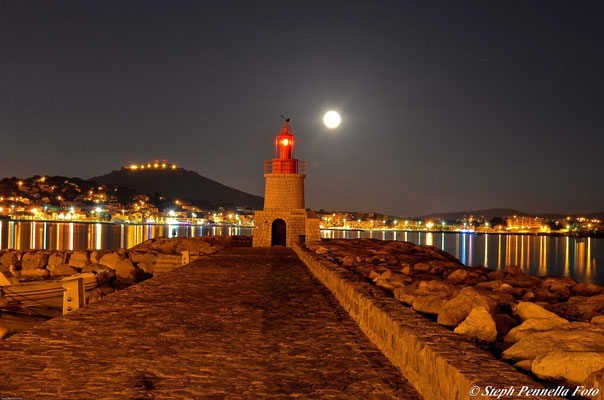 Pleine lune sur le phare de Sanary