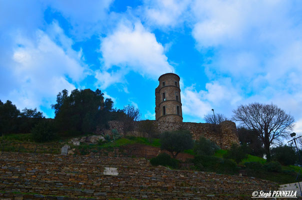 la tour du château de  Grimaud