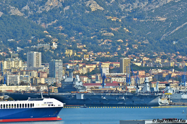 Le Porte-avions "Charles de Gaulle" à quai, Toulon.